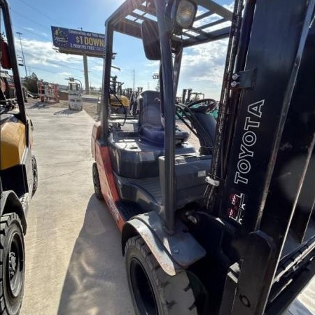 2016 Toyota 8FGU25 Pneumatic Tire Forklift