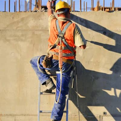 Worker taking an OSHA fall protection training course